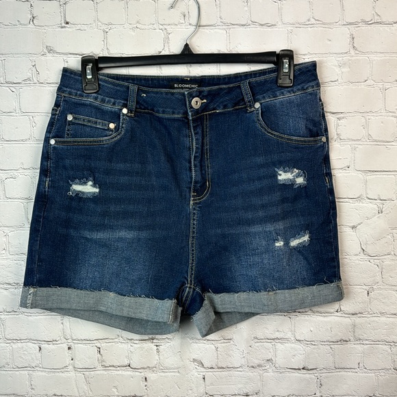BloomChic Stretchy Roll Hem Distressed Denim Shorts Plus Size 16 1X - Picture 2 of 6